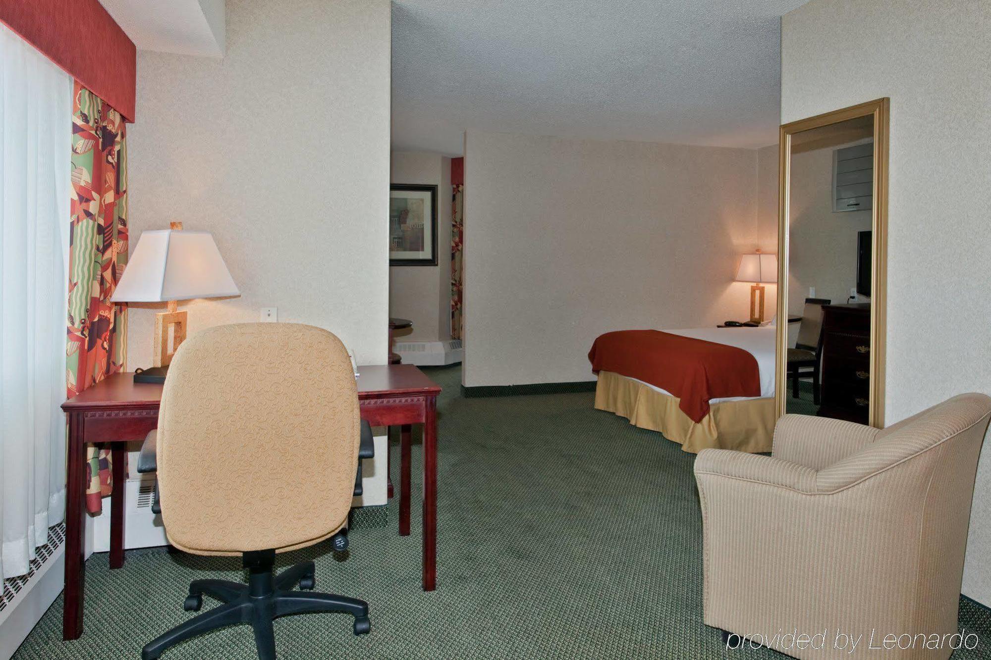 Holiday Inn Express Red Deer By Ihg Стая снимка