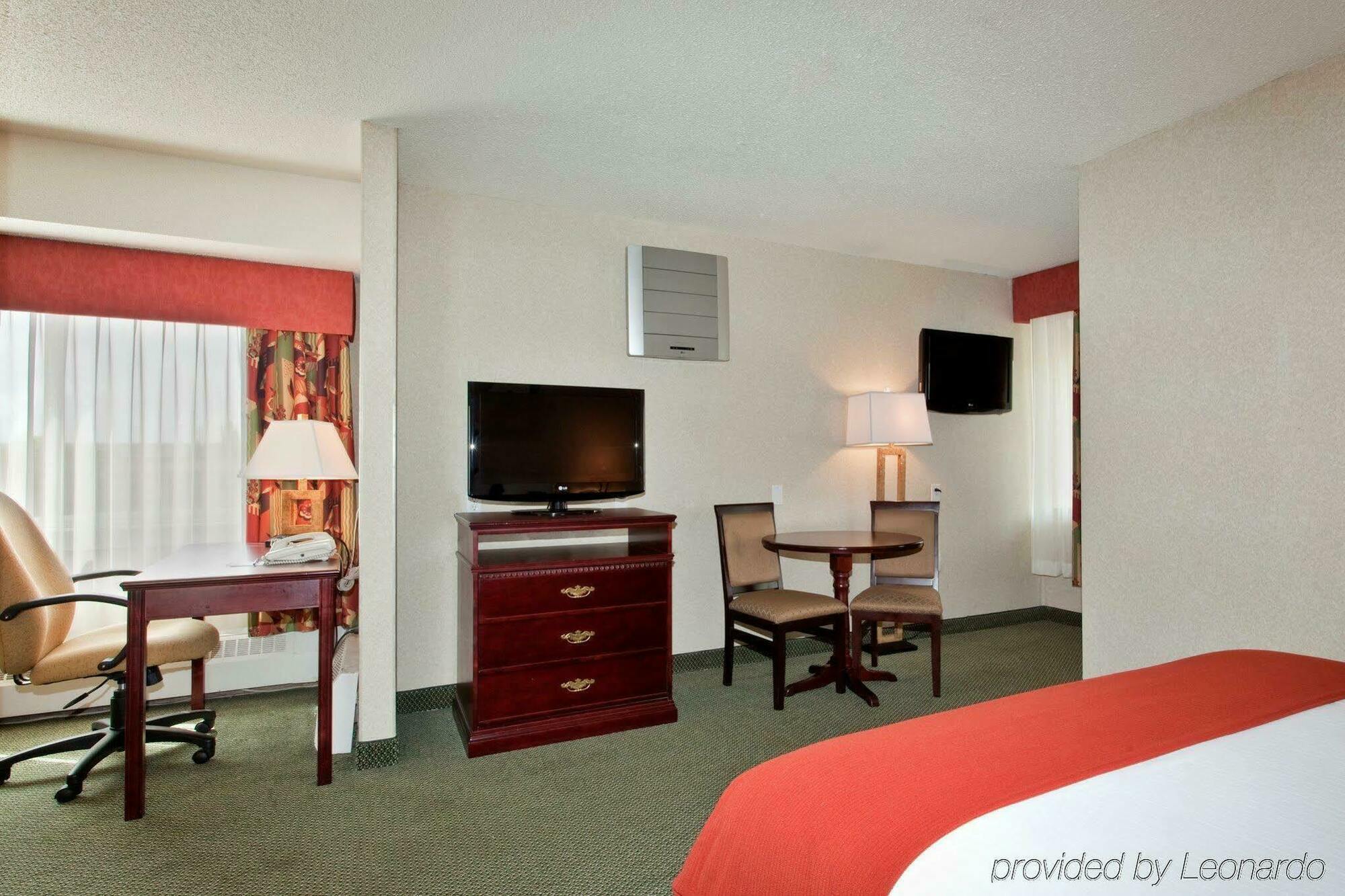 Holiday Inn Express Red Deer By Ihg Стая снимка
