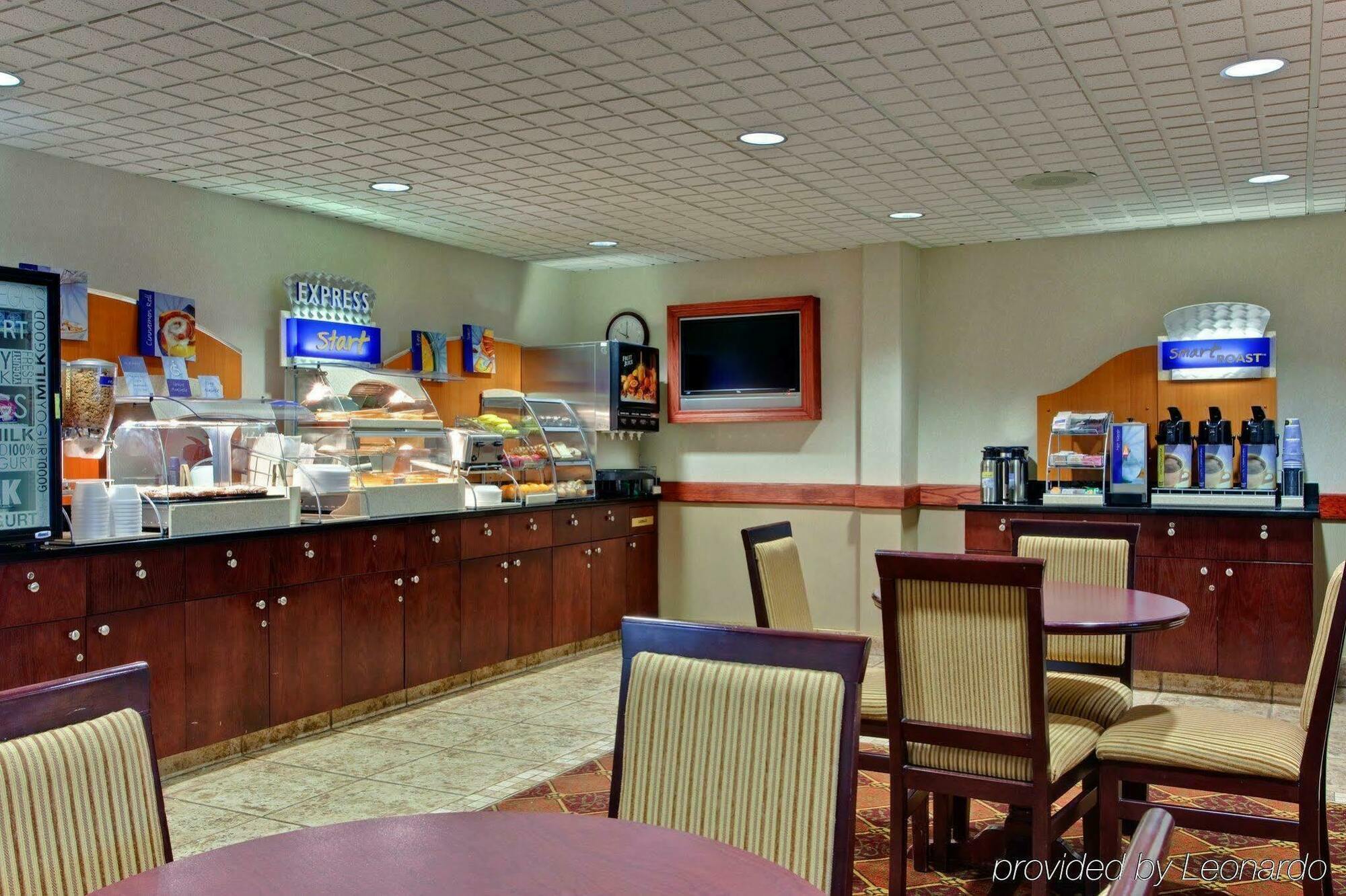Holiday Inn Express Red Deer By Ihg Ресторант снимка